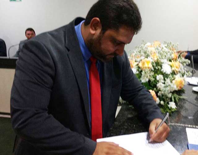 Vereador João Pinto durante assinatura de termo de posse