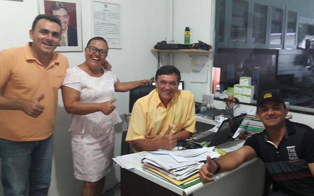 Vereadores ao lado do ex-prefeito Jerônimo Reis