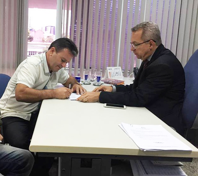 Prefeito durante assinatura dos convênios