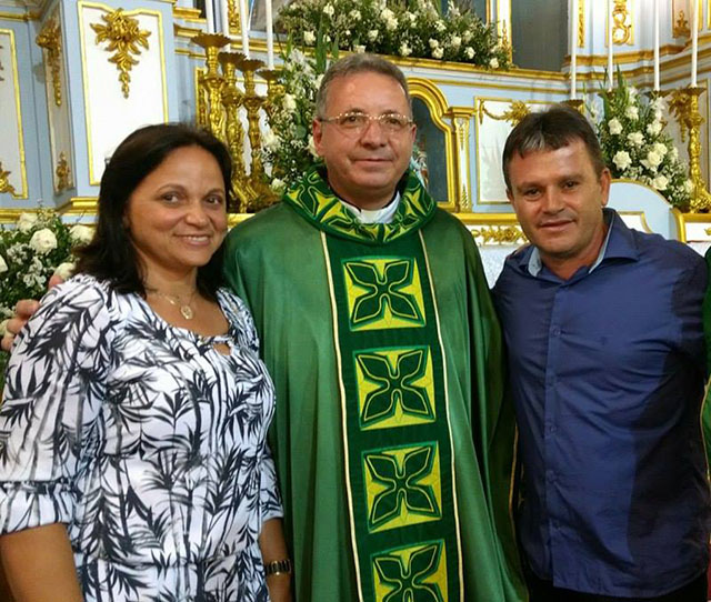 Prefeito de Simão Dias durante missa em Lagarto