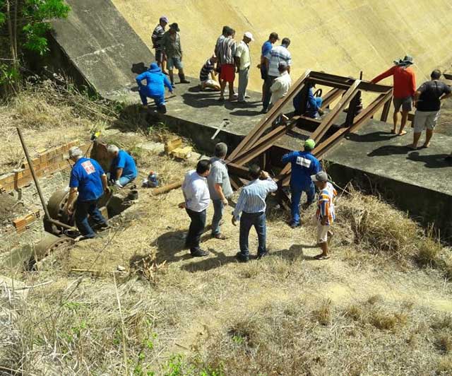 Técnicos da Cohidro já fazem o trabalho de manutenção nas tubulações que bombeiam água da barragem