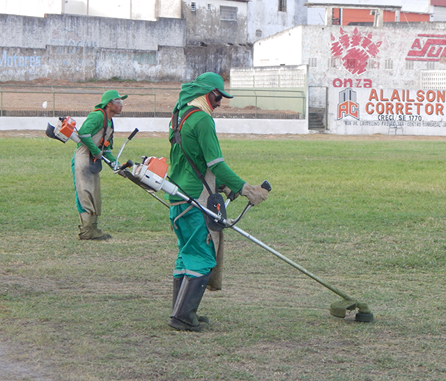 Gramados são preparados para receber o jogo do próximo domingo