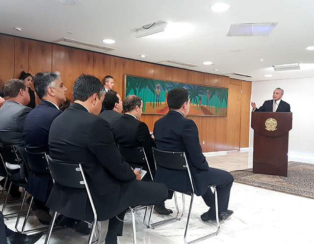 Deputado em cerimônia no Palácio do Planalto