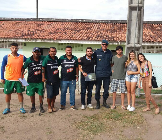 Representantes da PM, Divinos e Circo Esperança durante a visita