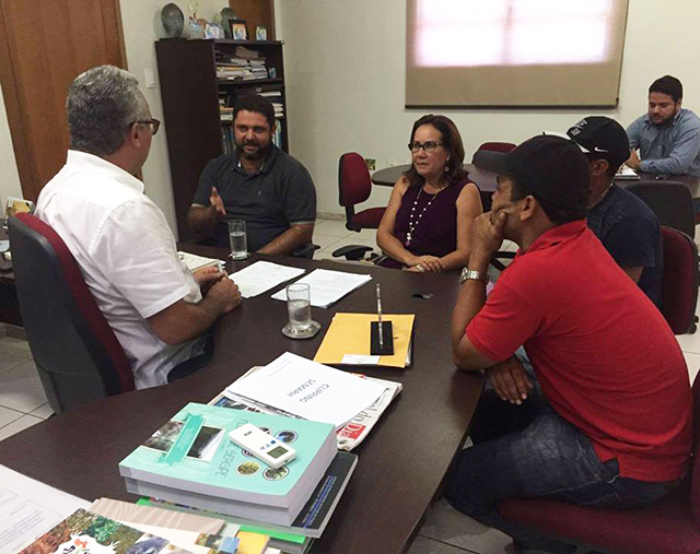 Vereador durante reunião na secretaria