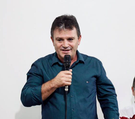 Prefeito Marival Santana durante discurso na inauguração