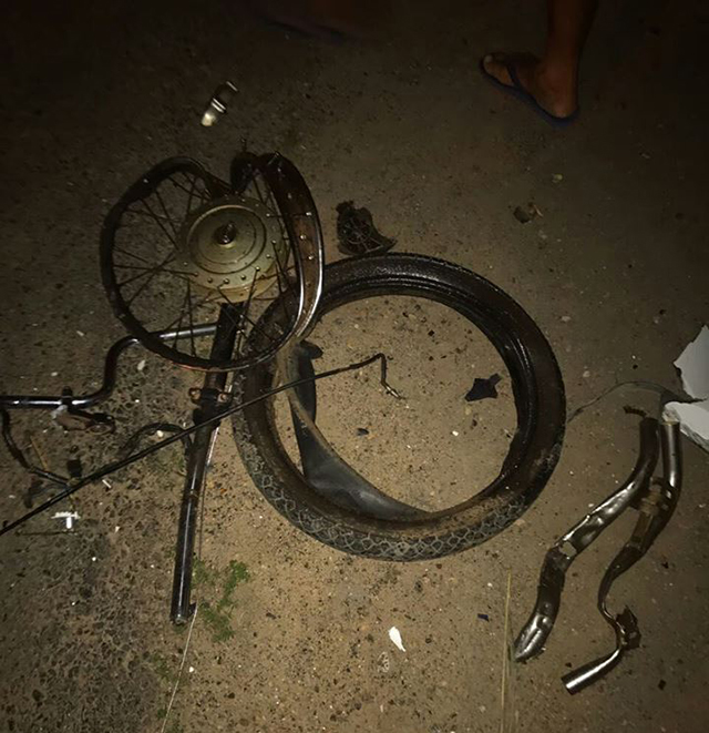 Motocicleta ficou completamente destruída