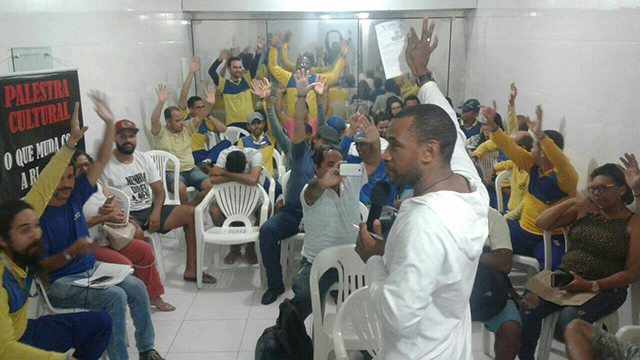 Em assembleia, servidores votaram unanimemente pela adesão a greve