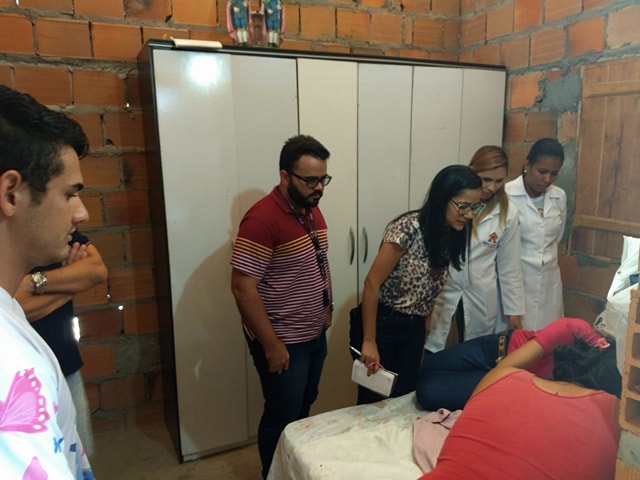 Durante visita em residência