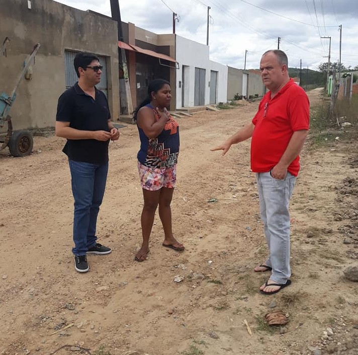 Durante visita ao bairro Areal