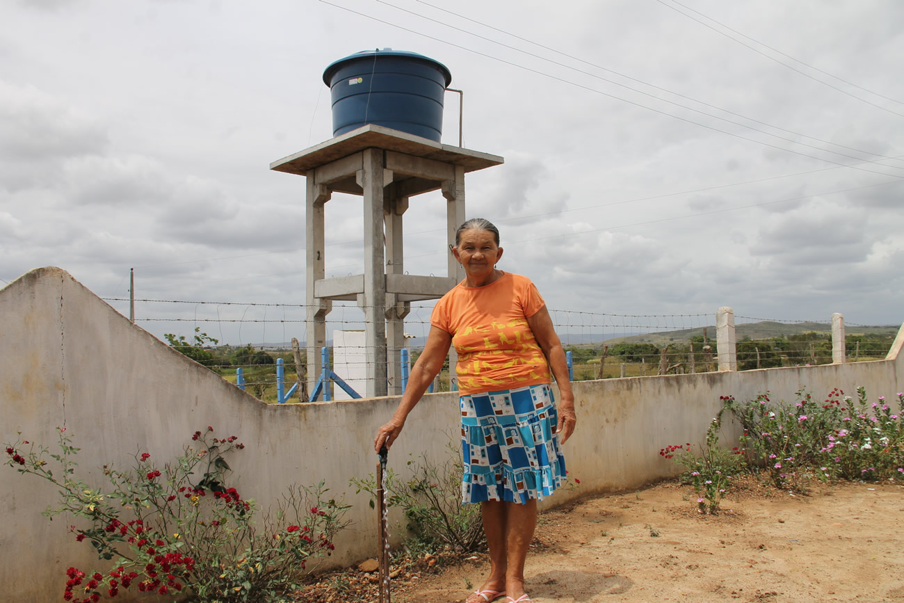 Antes da água chegar na porta de Sona Creusa, era necessário pagar o carrego pela água ou ir buscar em tanques - foto Fernando Augusto (Ascom-Cohidro)