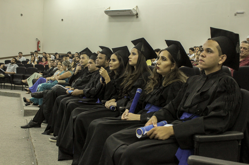 Formandos dos cursos superiores assistem aos pronunciamentos (Foto: César de Oliveira)