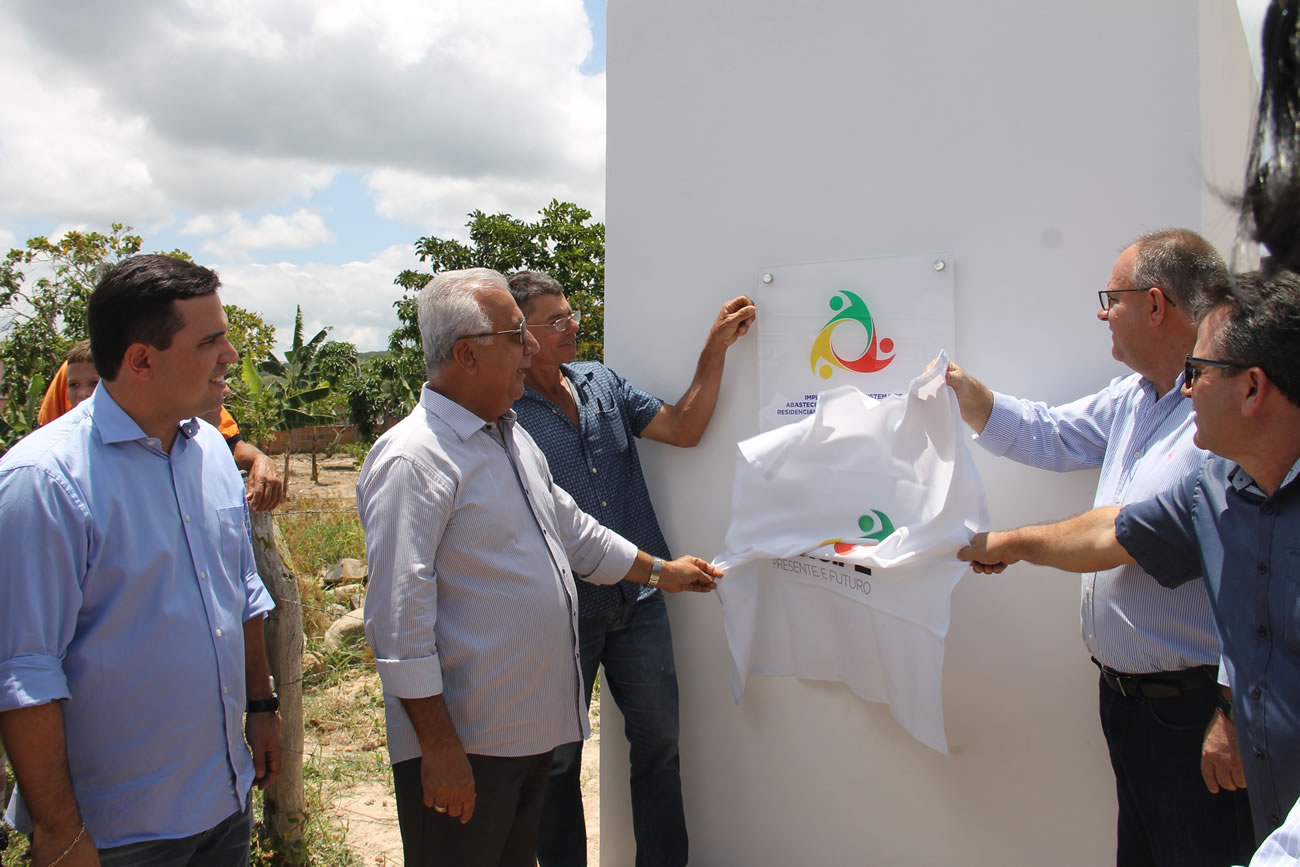 Governador Jackson Barreto inaugurando sistema, idêntico ao do Piabas, no Assentamento Maria Bonita, em Simão Dias