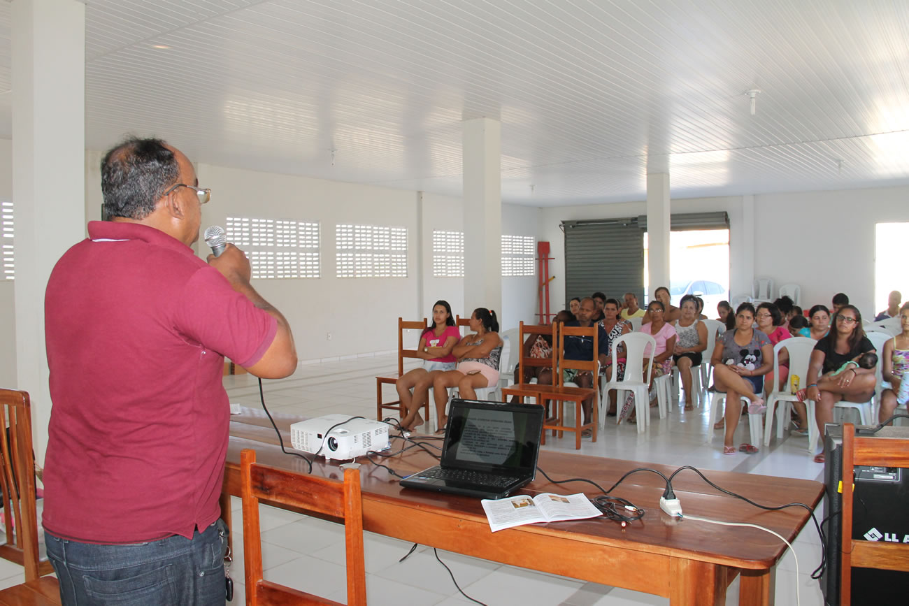Marcos dá palestra aos moradores do Dom Antônio Martins - Foto Fernando Augusto (Ascom-Cohidro)