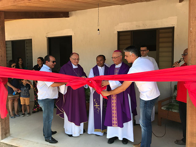 Ao lado de autoridades políticas e religiosas, Dom Mário descerrou a faixa inaugurau
