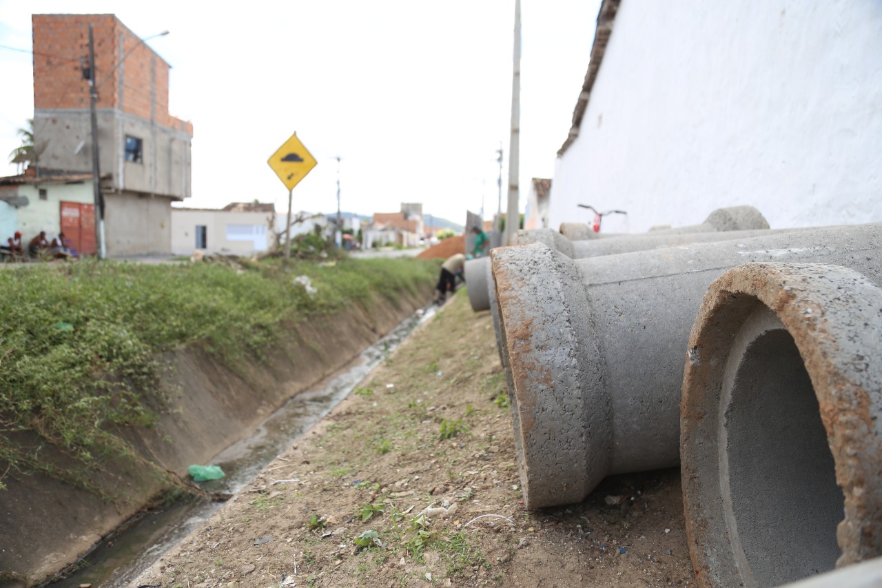 Serviço vem sendo realizado na Rodovia Pedro Almeida Valadares