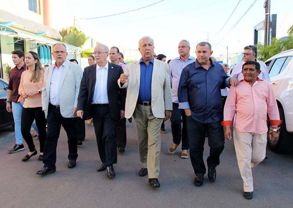 Luciano em sua terra natal ao lado de líderes políticos