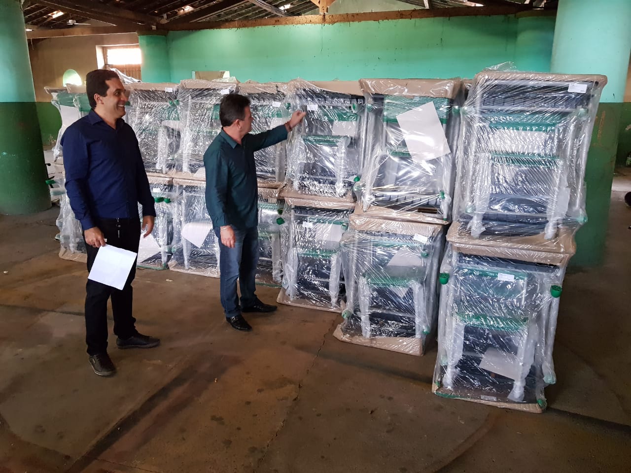 Entrega de mobiliário escolar