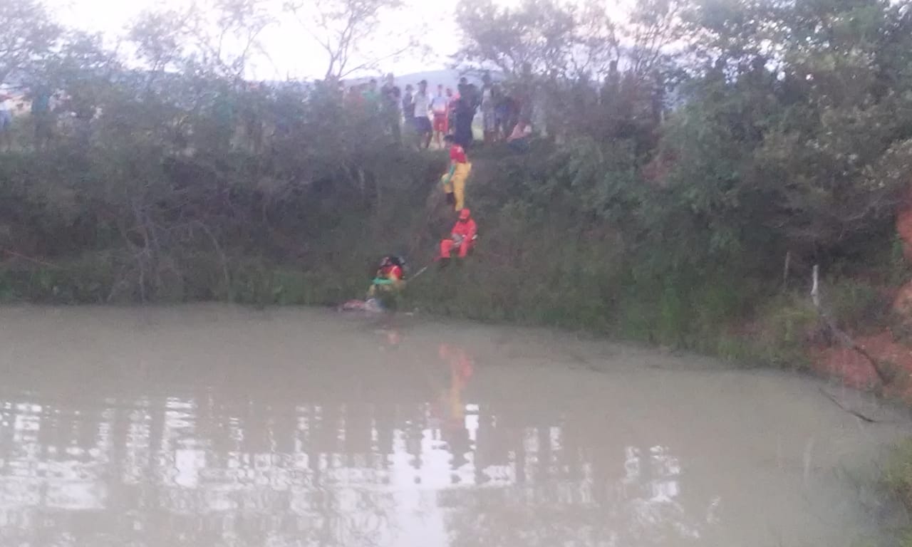 Corpo sendo retirado do tanque