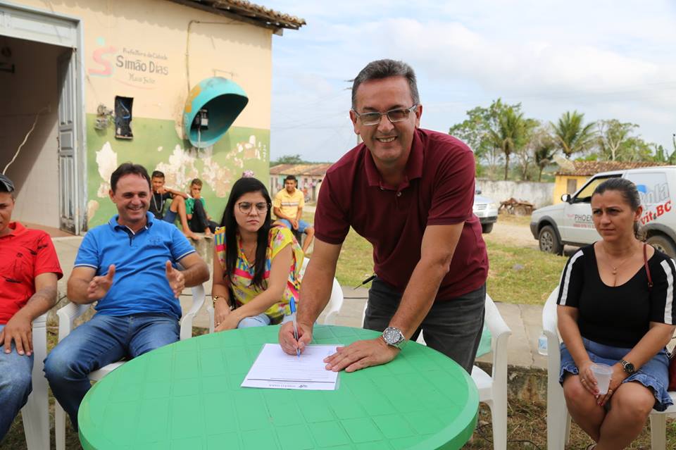Secretário de Saúde, Lenivaldo Nunes, durante assinatura da ordem de serviço