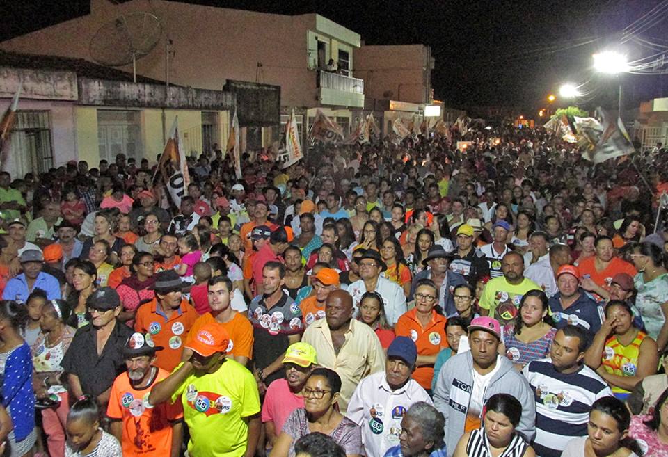 Público presente em ato político 