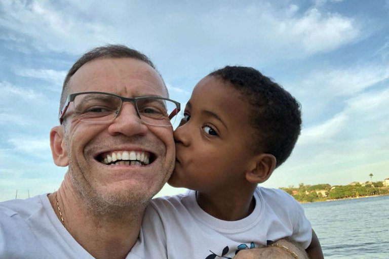 Homossexual assumido, casado e pai, novo senador pelo Espírito Santo teve 31,1% dos votos, deixando para trás o conservador Magno Malta