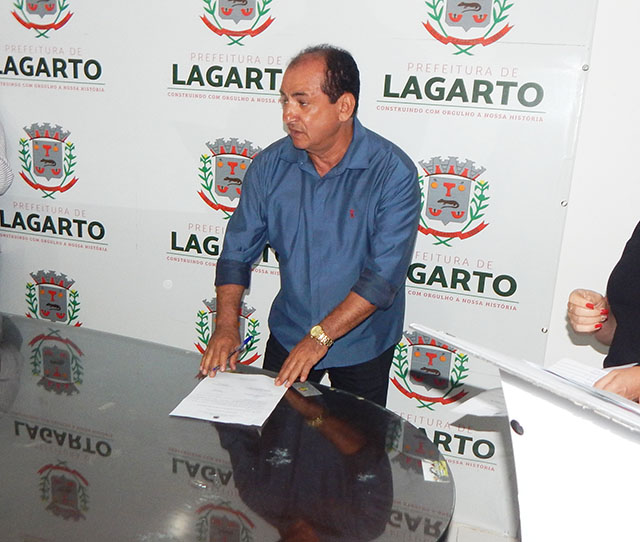 Lagarto Valmir Monteiro durante assinatura de ordem de serviço