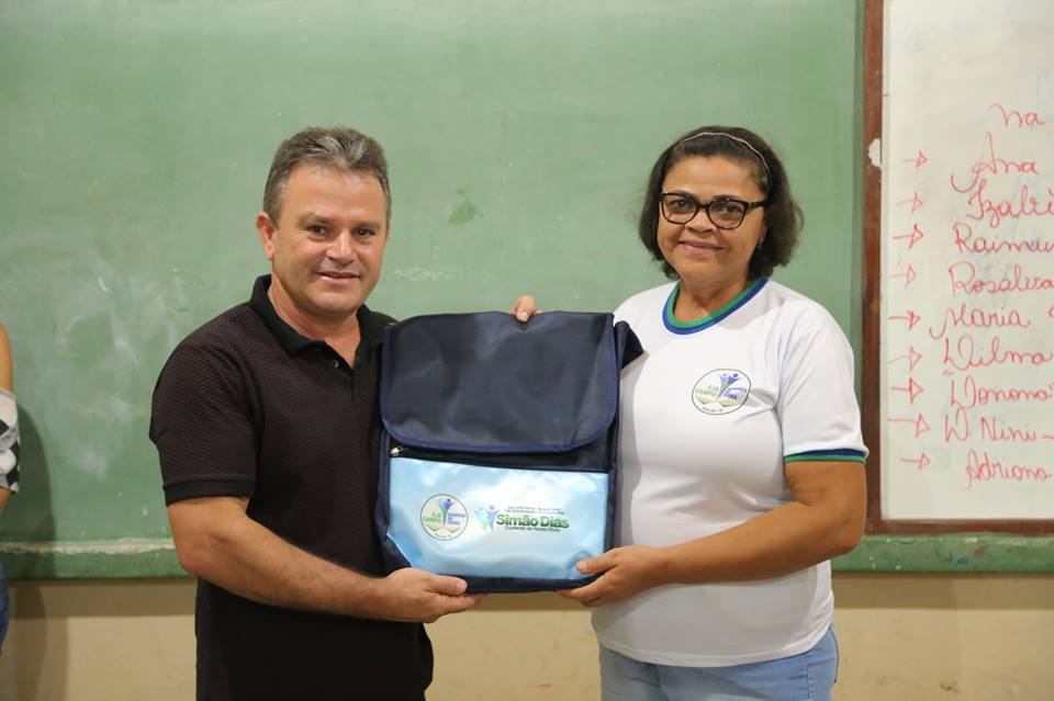 Prefeito Marival Santana durante entrega de kit
