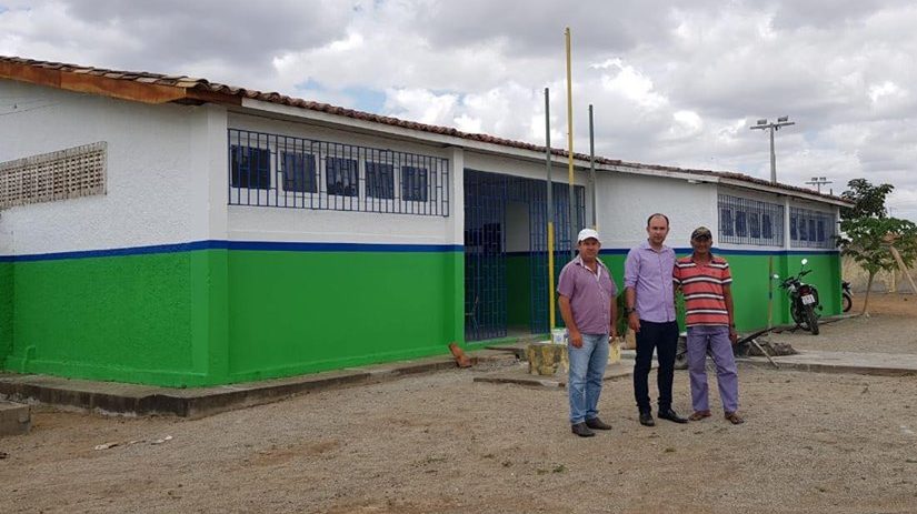 Prefeito visita obra de reforma da escola do Povoado Rodeador 