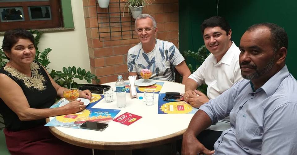 Políticos de Simão Dias em Aracaju (Foto: Face) 