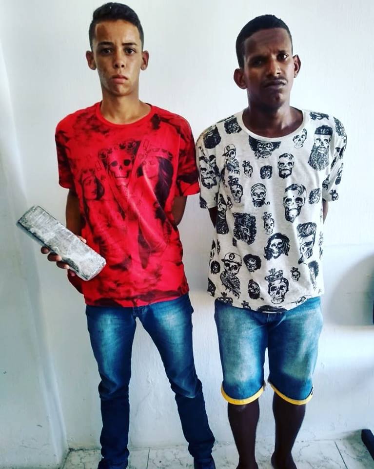 Dupla presa suspeita por tráfico de drogas (Foto: CISP/Salgado) 