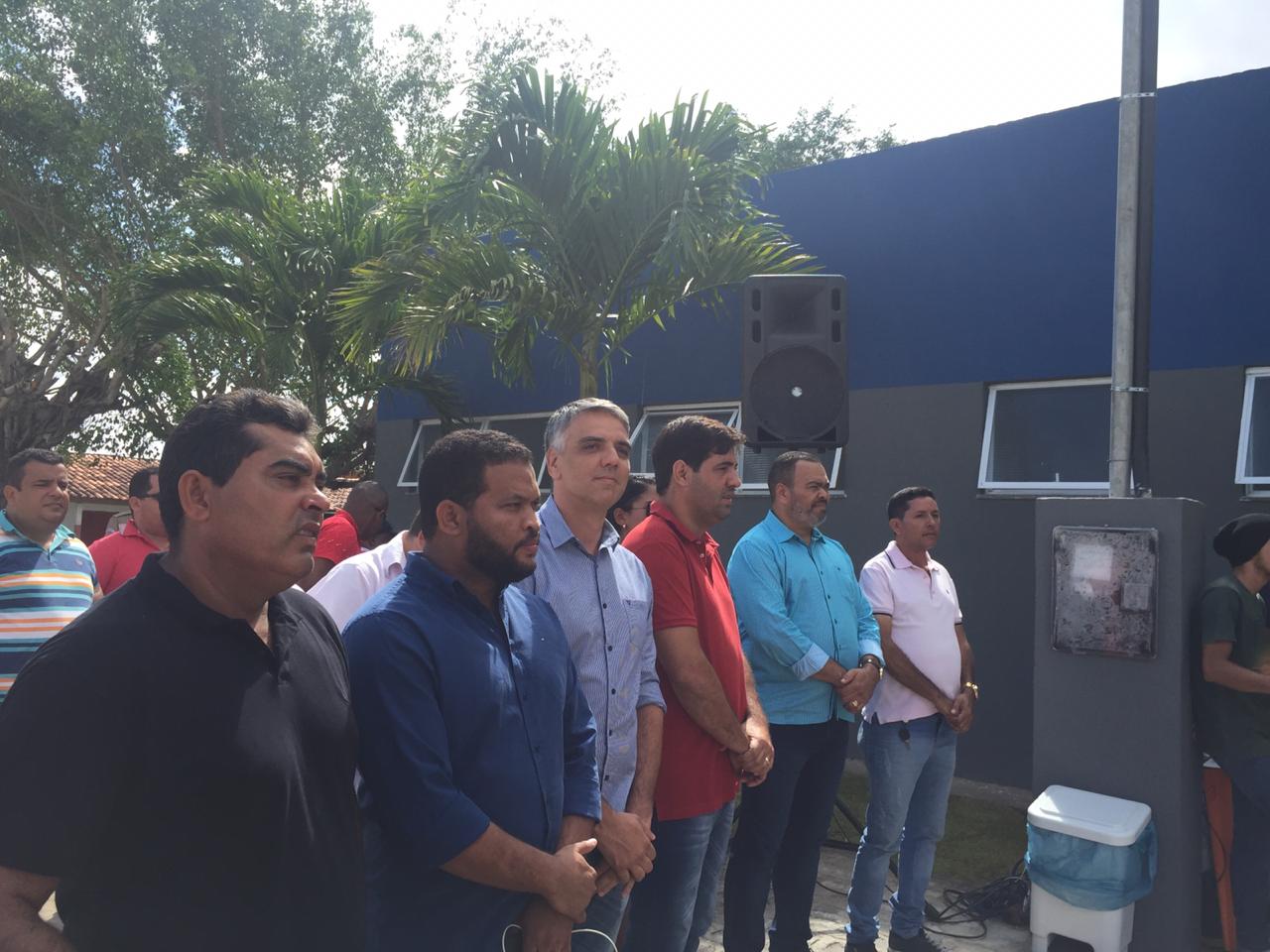 Vereador ao lado de Fábio Reis em inauguração