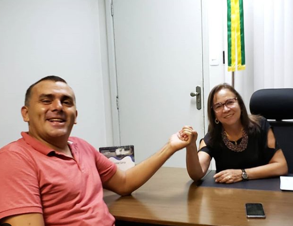 Vereador durante visita a deputada estadual 