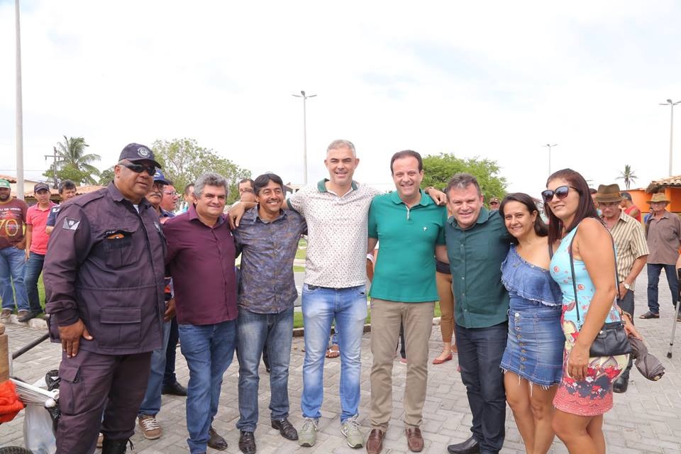 Empresário Epifânio Rocha ao lado de autoridades políticas 
