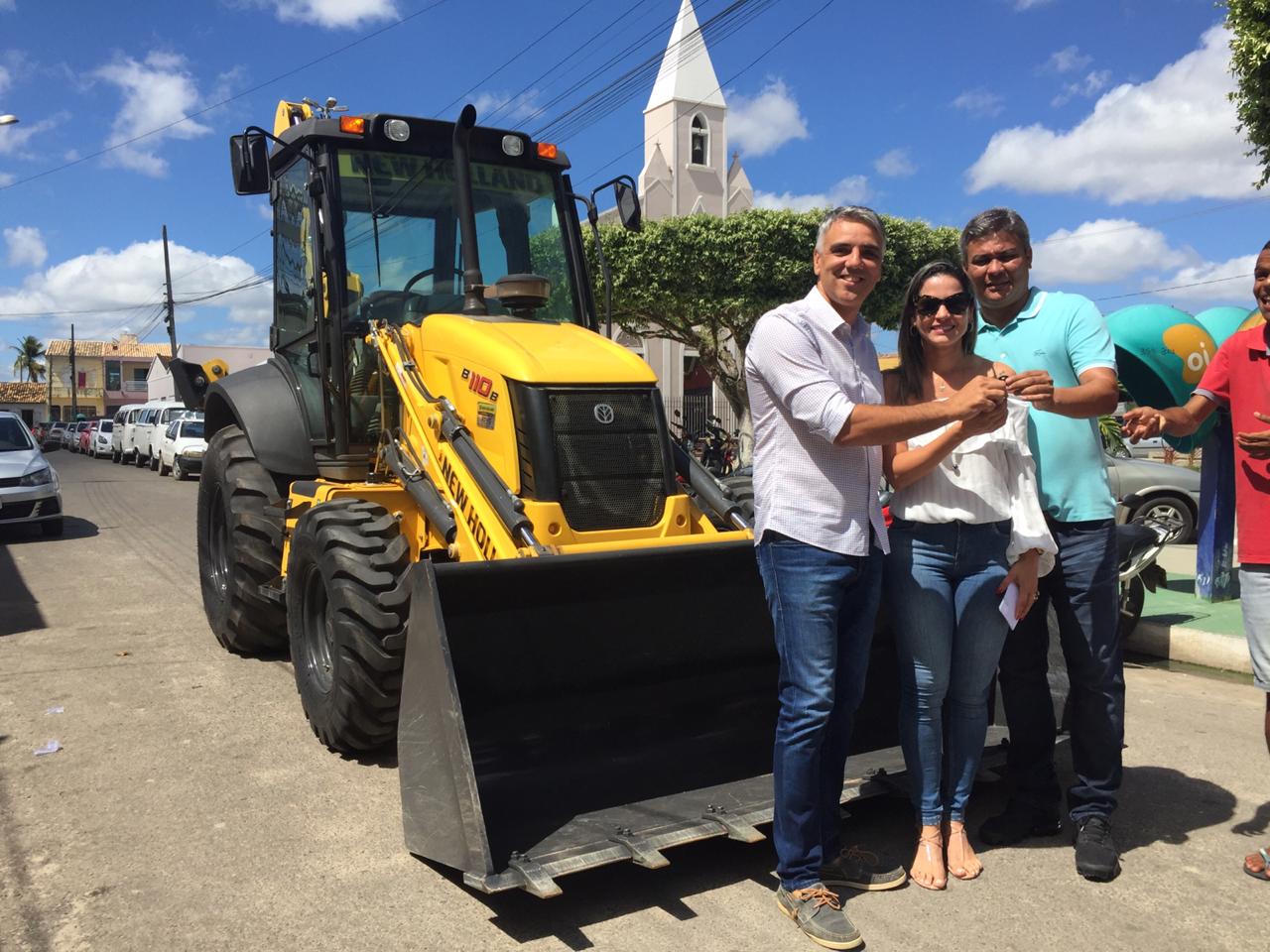 Deputado federal Fábio Reis entrega máquina em município 