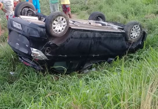 Veículo capota em Simão Dias - Foto: Redes Sociais